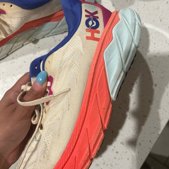 Hokas - Picture 5 of 9